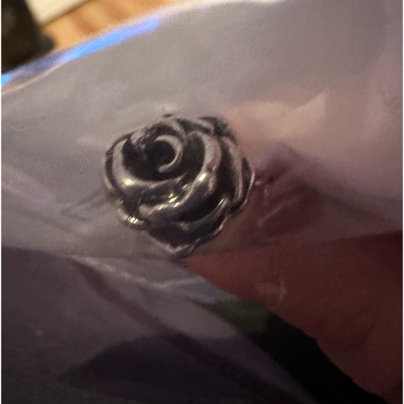 Flower ring - Picture 1 of 1